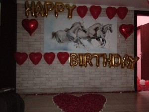 Surprise backdrop balloon decorators in Delhi